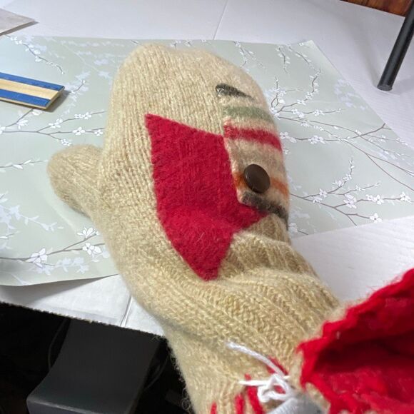 Craft fair handmade wool mittens. - Picture 5 of 10